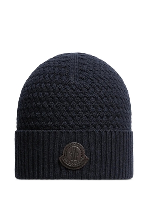 Moncler logo-patch cable-knit beanie hat - Blue