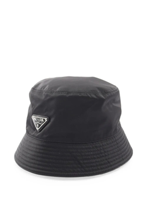 Prada Pre-Owned 2010s logo-plaque bucket hat - Black