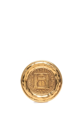 CHANEL Pre-Owned 1970-1980 Gold Plated 31 Rue Cambon Medallion Pin Brooch costume brooch
