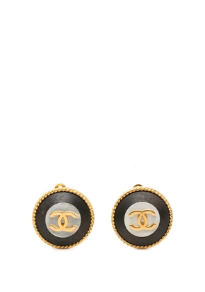 CHANEL Pre-Owned 1996 CC Gold Plated Twisted Faux Pearl Enamel Clip On Earrings costume earrings - Black