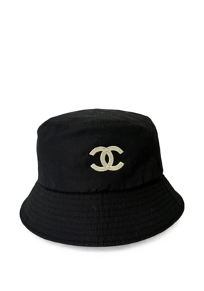 CHANEL Pre-Owned CC embroidered bucket hat - Black