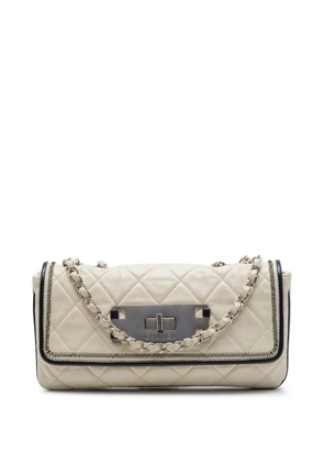 CHANEL Pre-Owned 2008-2009 Quilted Aged Lambskin Reissue 2.55 East West Flap shoulder bag - White