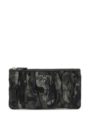 Prada Pre-Owned 2010-2026 Tessuto Camouflage Gaufre pouch - Grey