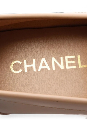 CHANEL Pre-Owned 1986-1988 Coco Mark loafers - Neutrals