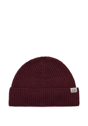C.P. Company logo-patch ribbed beanie hat - Red