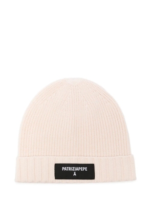 Patrizia Pepe ribbed-knit logo-patch beanie hat - Neutrals