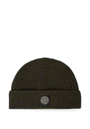 Stone Island logo-patch ribbed-knit beanie hat - Green