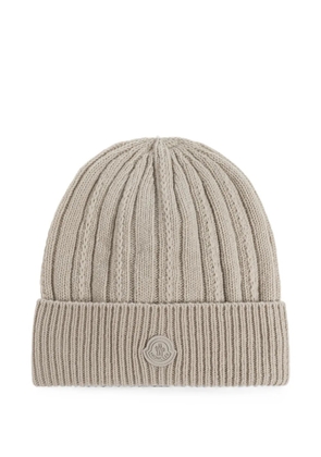 Moncler logo-patch ribbed-knit beanie hat - Neutrals