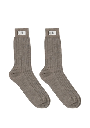 MM6 Maison Margiela logo-patch ribbed-knit socks - Brown