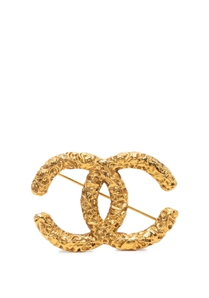 CHANEL Pre-Owned 2003 CC Gold Plated Baroque Embossed Brooch costume brooch