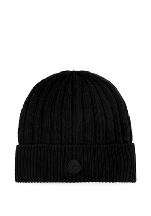 Moncler logo-patch ribbed-knit beanie hat - Black