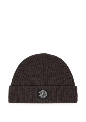 Stone Island logo-patch ribbed-knit beanie hat - Brown