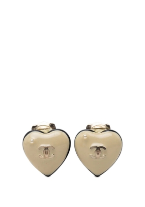 CHANEL Pre-Owned 2006 CC Resin Faux Pearl Heart Clip On Earrings costume earrings - White
