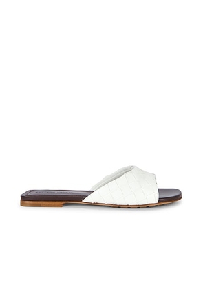 Bottega Veneta Livia Flat Sandal in Alabaster & Cioccolato - White. Size 36.5 (also in 36, 37.5, 39, 39.5, 41).
