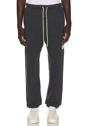 Fear of God ESSENTIALS Classic Fleece Sweatpant in Washed Iron Grey - Grey. Size XXXL/3X (also in XS, S, M, L, XL/1X, XXL/2X).