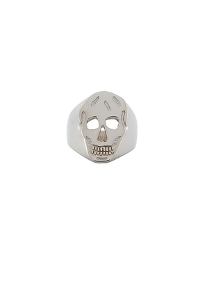 McQueen Skull Signet Ring in Shiny Silver - Metallic Silver. Size 19 (also in 17, 21).