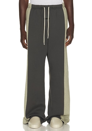 Fear of God ESSENTIALS Panelled Lounge Pant in Iron Grey & Seal Heather - Grey. Size XL/1X (also in XS, S, M, L, XXL/2X, XXXL/3X).