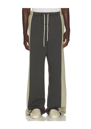 Fear of God ESSENTIALS Panelled Lounge Pant in Grey. Size XS. Also in S, M, L, XL/1X, XXL/2X, XXXL/3X.