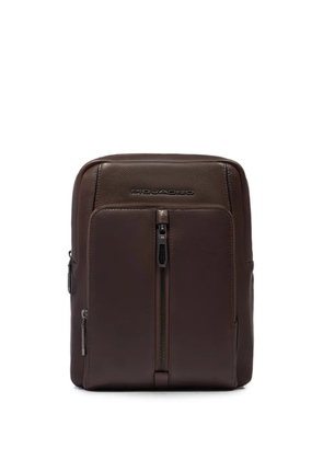 PIQUADRO logo-plaque pebbled-leather backpack - Brown