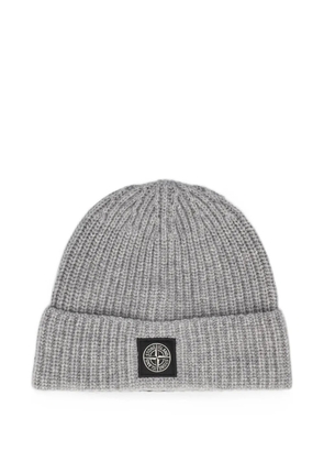 Stone Island logo-patch ribbed-knit beanie hat - Grey