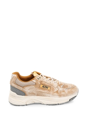 Autry Hyperway Super Vintage sneakers in milkshake and silver suede - Brown