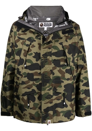 A BATHING APE® camouflage-print zip-up jacket - Green