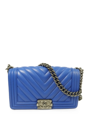 CHANEL Pre-Owned Boy chevron-quilted shoulder bag - Blue