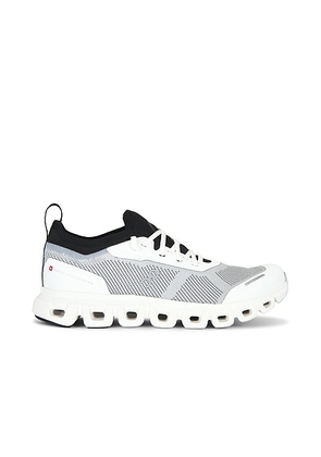 On Cloud 6 Versa Sneaker in White & Black - Black & White. Size 7 (also in 5, 5.5, 6, 6.5, 7.5, 8, 8.5, 9, 9.5, 10).