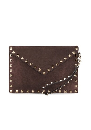 Valentino Garavani Rockstud Medium Flat Pouch in Ebony Brown - Brown. Size all.