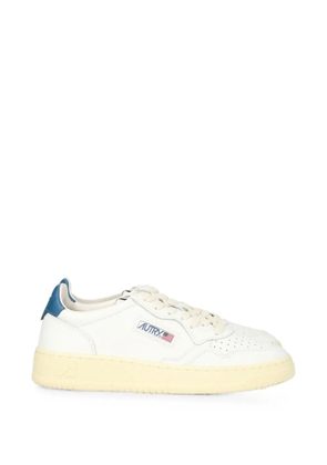 Autry Medalist low sneakers in white and mallard blue leather
