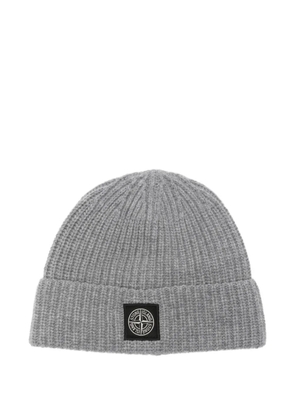 Stone Island logo-patch ribbed-knit beanie hat - Grey