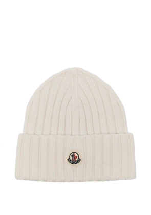 Moncler logo-patch ribbed-knit beanie hat - White