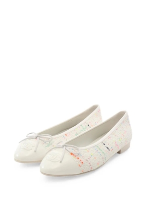CHANEL Pre-Owned 1986-1988 bow-detail ballet flats - White