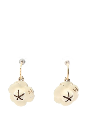 CHANEL Pre-Owned 2002 CC Gold Plated Resin Camellia Hoop Earrings costume earrings - White