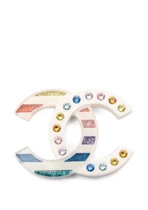 CHANEL Pre-Owned 2019 rhinestone-embellished Coco Mark brooch - White