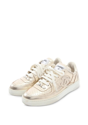 CHANEL Pre-Owned 1986-1988 Coco Mark sneakers - Gold