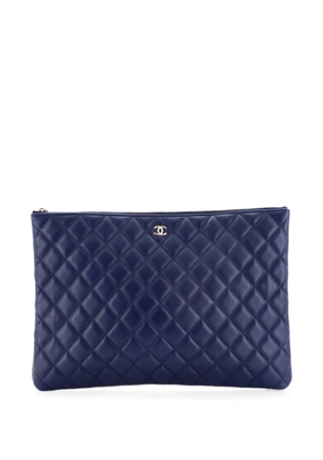 CHANEL Pre-Owned O Case Quilted Lambskin Large clutch bag - Blue