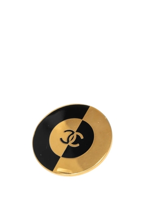 CHANEL Pre-Owned 1950-1970 CC Gold Plated and Enamel Round Brooch costume brooch - Black