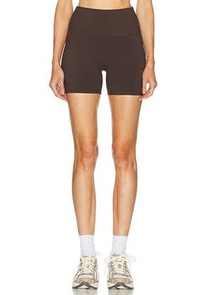Varley Freesoft High Rise 5 Short in Coffee Bean - Chocolate. Size XS (also in S, M, L).