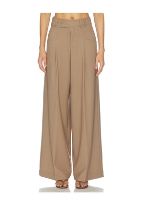 CLOSED Wes Pants in Beige. Size 23. Also in 24, 25, 26, 27, 28, 29, 30, 31, 32.