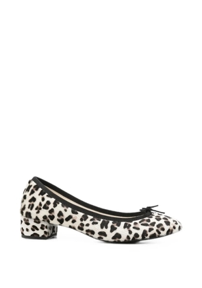 Repetto leopard-print bow-detail pumps - White