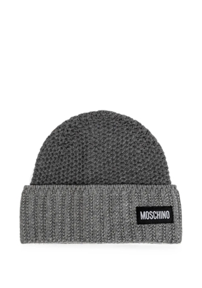 Moschino logo-patch waffle-knit beanie hat - Grey
