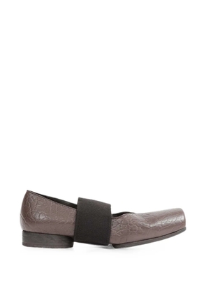 Uma Wang crinkled elasticated-strap flat pumps - Brown