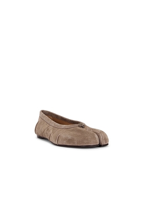 Maison Margiela Tabi Ballerina Flat in Taupe - Taupe. Size 38 (also in 36, 37, 41).