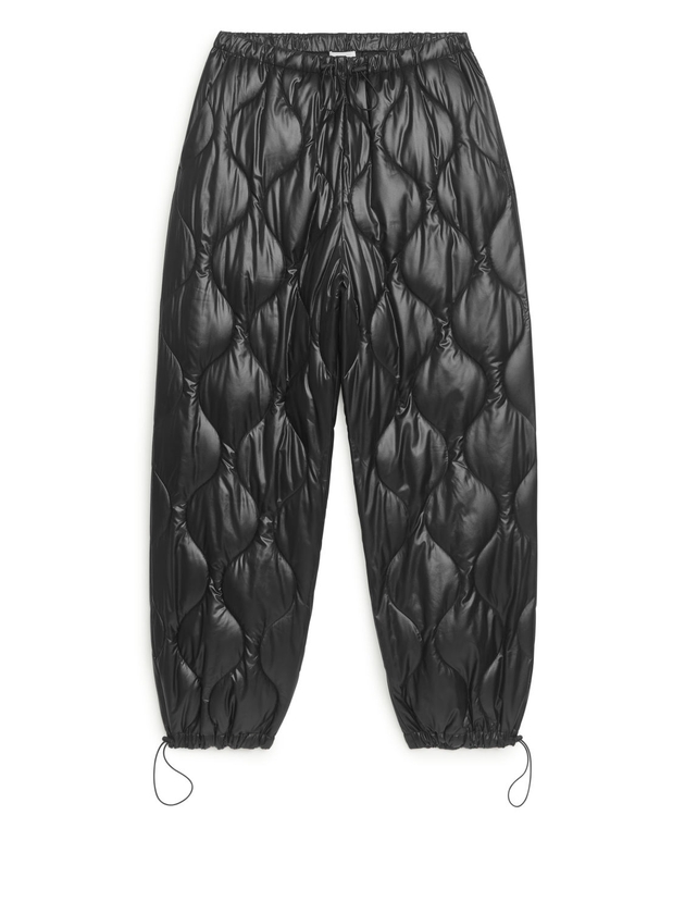 https://cdn-images.milanstyle.com/fit-in/630x900/filters:quality(100)/spree/images/attachments/010/248/983/original/quilted-trousers-black-arket-photo.jpg